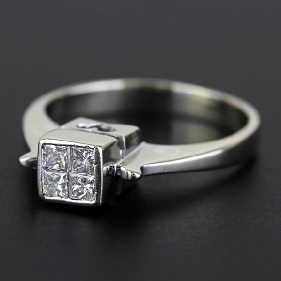 18k Gold Princess Diamond & Heart Setting Anniversary Ring